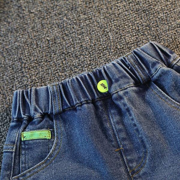 Gyermek farmernadrág gombbal és zsebbel