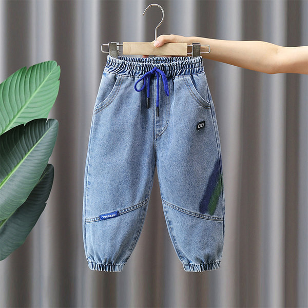 Rudeniniai berniukų džinsai su kaklaraiščiu ir kišene