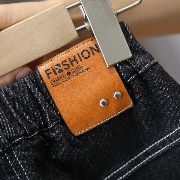 Ležerne dječje traperice s gumbom i džepom