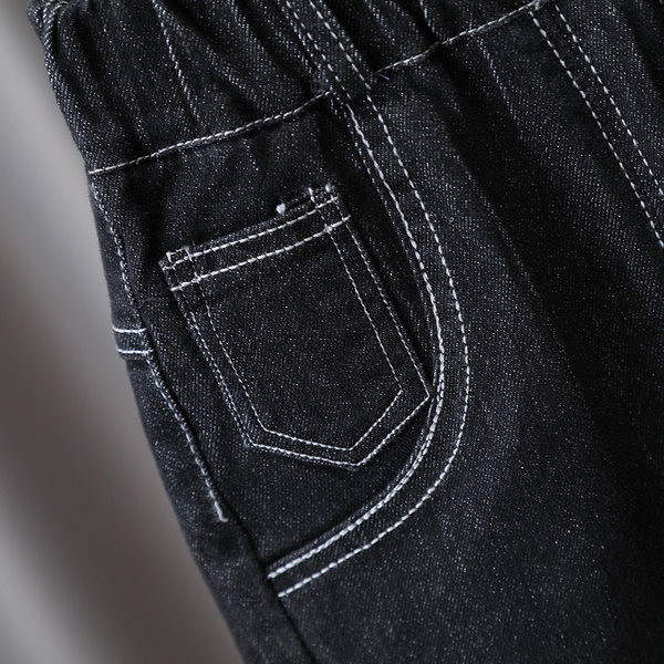 Ležerne dječje traperice s gumbom i džepom