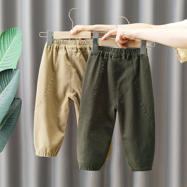 Dječje hlače za dječake u svijetloj i tamnoj boji