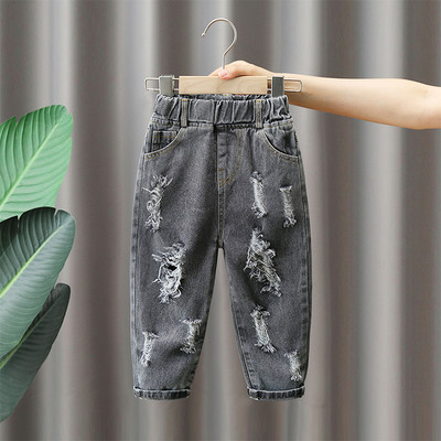 Šiuolaikiški džinsai su plėšytais motyvais ir kišene