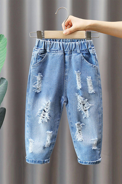 Šiuolaikiški džinsai su plėšytais motyvais ir kišene