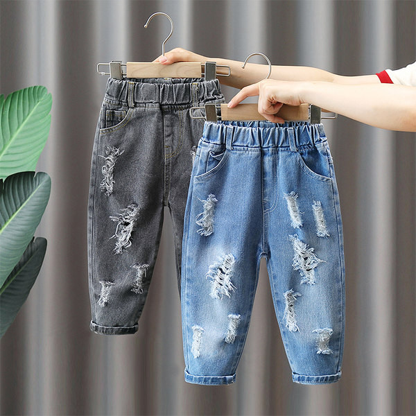 Šiuolaikiški džinsai su plėšytais motyvais ir kišene