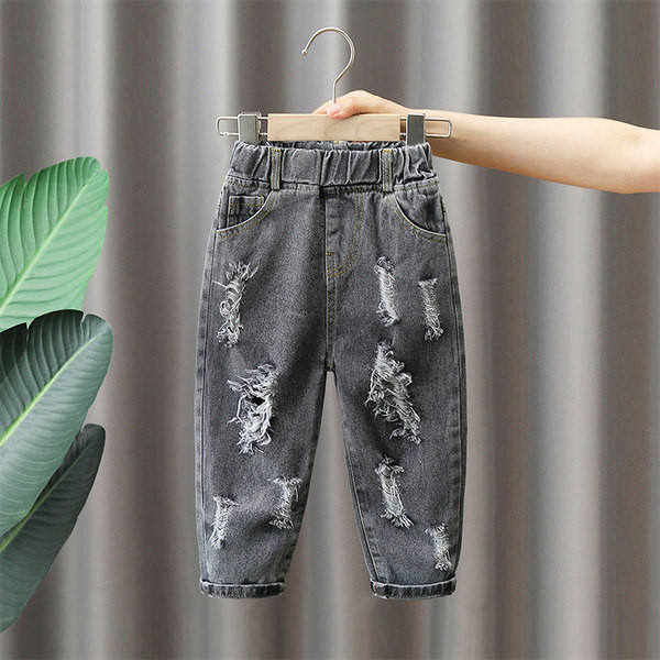 Šiuolaikiški džinsai su plėšytais motyvais ir kišene