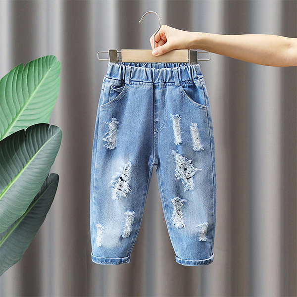 Šiuolaikiški džinsai su plėšytais motyvais ir kišene