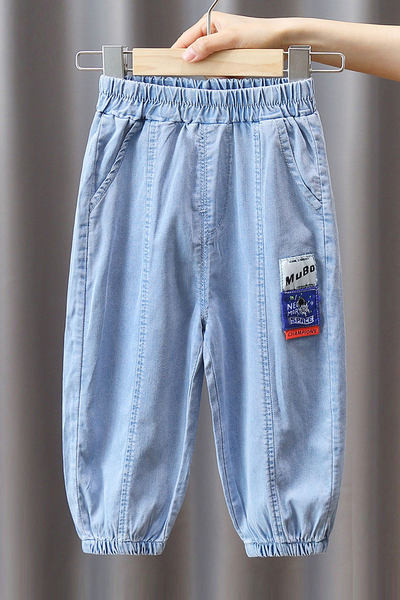 Új modell farmernadrág fiúknak logóval és gumival a szárán