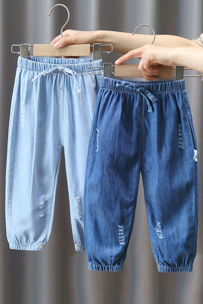 Dječje traperice sa vezicama i poderanim motivima