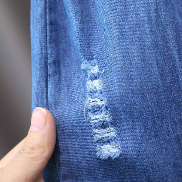 Dječje traperice sa vezicama i poderanim motivima