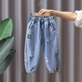 Divatos farmernadrág fiúknak logóval és zsebbel