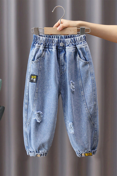 Divatos farmernadrág fiúknak logóval és zsebbel