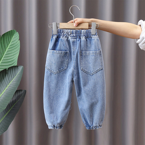 Divatos farmernadrág fiúknak logóval és zsebbel