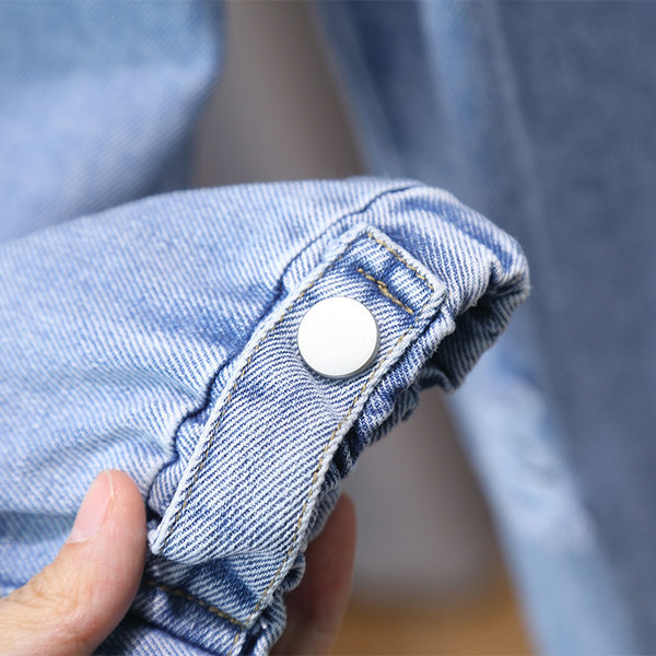 Divatos farmernadrág fiúknak logóval és zsebbel