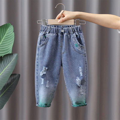 Vaikiški džinsai su išsiuvinėtomis raidėmis ir sagomis