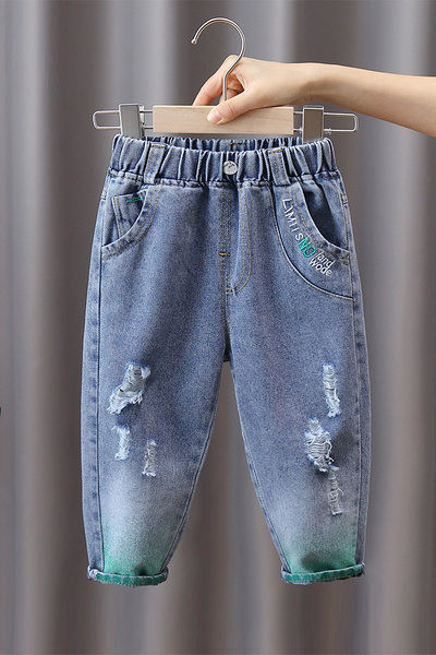 Vaikiški džinsai su išsiuvinėtomis raidėmis ir sagomis