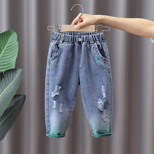 Vaikiški džinsai su išsiuvinėtomis raidėmis ir sagomis