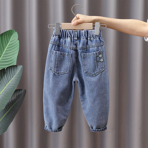 Vaikiški džinsai su išsiuvinėtomis raidėmis ir sagomis