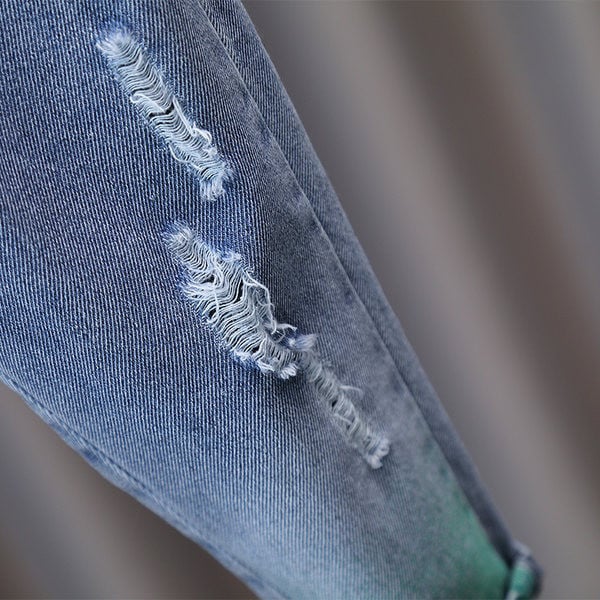 Vaikiški džinsai su išsiuvinėtomis raidėmis ir sagomis