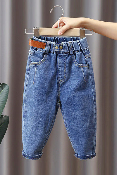 Platus džinsų modelis berniukams su kišene tinkantis kasdieniam gyvenimui