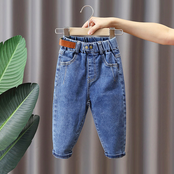 Platus džinsų modelis berniukams su kišene tinkantis kasdieniam gyvenimui