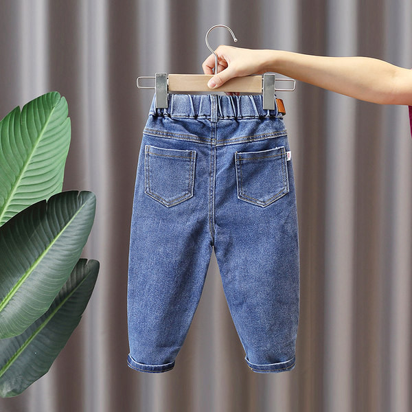 Platus džinsų modelis berniukams su kišene tinkantis kasdieniam gyvenimui