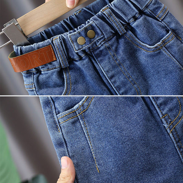 Platus džinsų modelis berniukams su kišene tinkantis kasdieniam gyvenimui