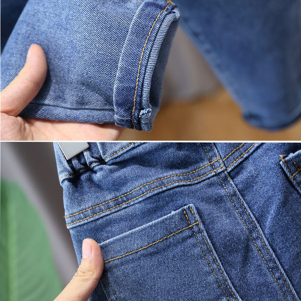 Platus džinsų modelis berniukams su kišene tinkantis kasdieniam gyvenimui