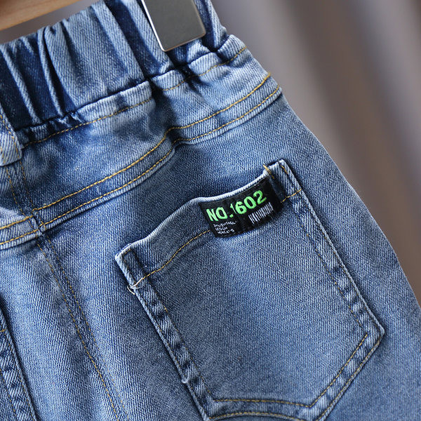 Dječje traperice s džepom i elastičnim remenom