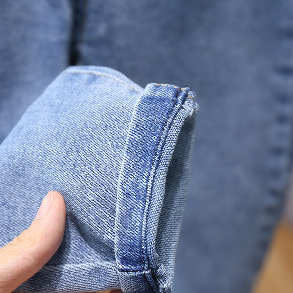 Dječje traperice s džepom i elastičnim remenom