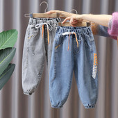 Dječji model traperica s vezicama i gumicom na nogavicama