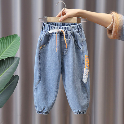 Dječji model traperica s vezicama i gumicom na nogavicama