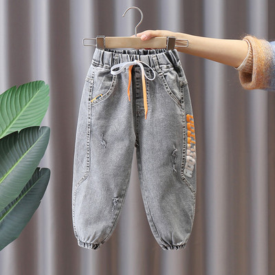 Dječji model traperica s vezicama i gumicom na nogavicama