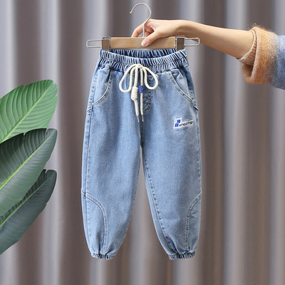 Dječji model traperica s vezicama i gumicom na nogavicama