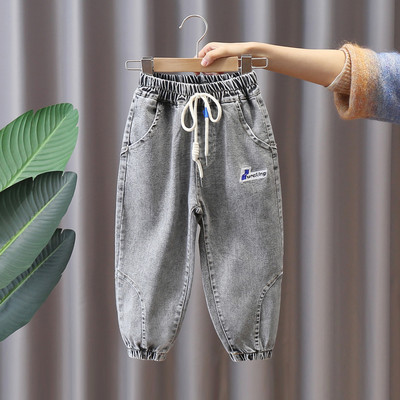 Dječji model traperica s vezicama i gumicom na nogavicama