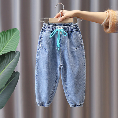 Dječji model traperica s vezicama i gumicom na nogavicama