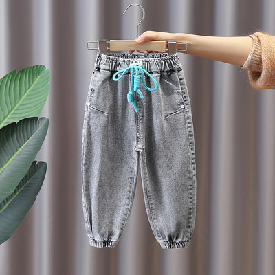 Dječji model traperica s vezicama i gumicom na nogavicama