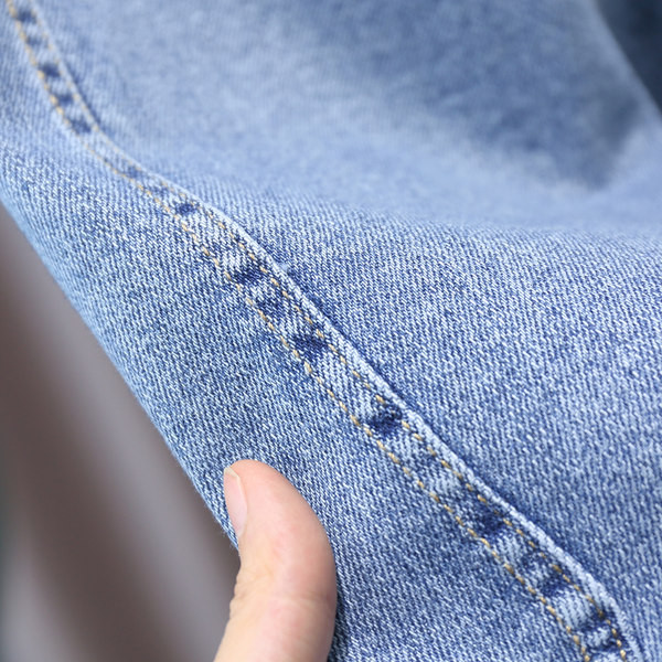 Dječji model traperica s vezicama i gumicom na nogavicama