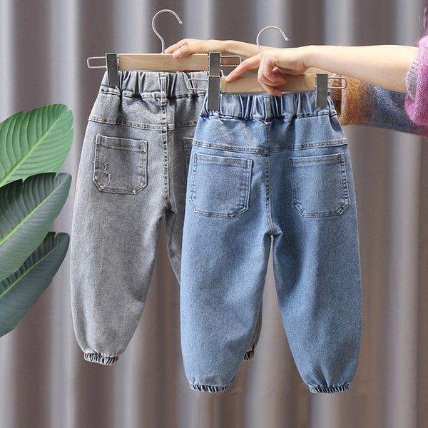 Dječji model traperica s vezicama i gumicom na nogavicama