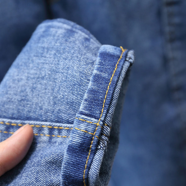 Šviesių ir tamsių spalvų vaikiški džinsai su tamprėmis