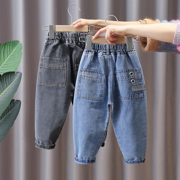 Plačios kojos džinsai berniukams su kišenėmis ir metaliniu elementu