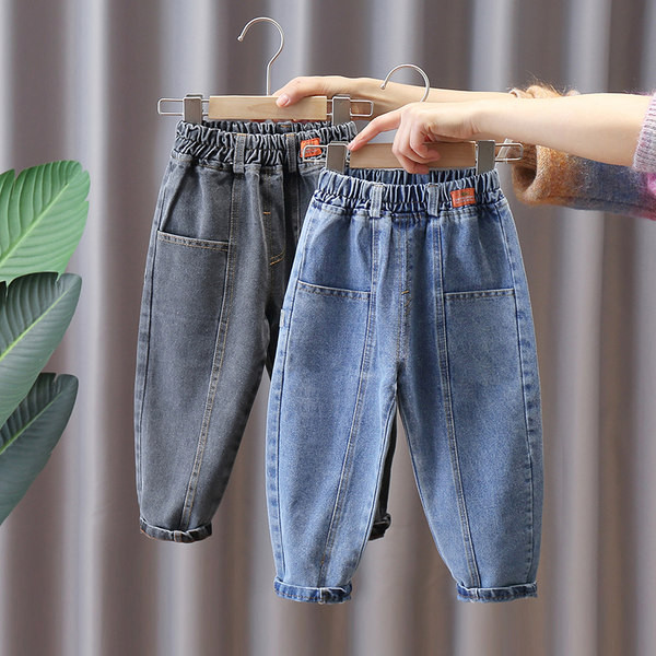 Plačios kojos džinsai berniukams su kišenėmis ir metaliniu elementu