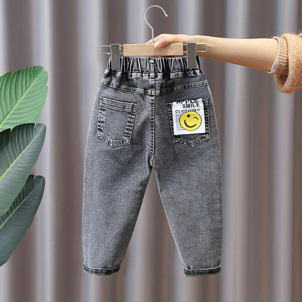 Paprasti džinsai berniukams su kišene ir sagomis