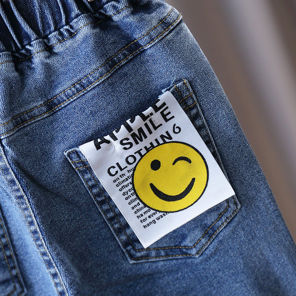 Paprasti džinsai berniukams su kišene ir sagomis