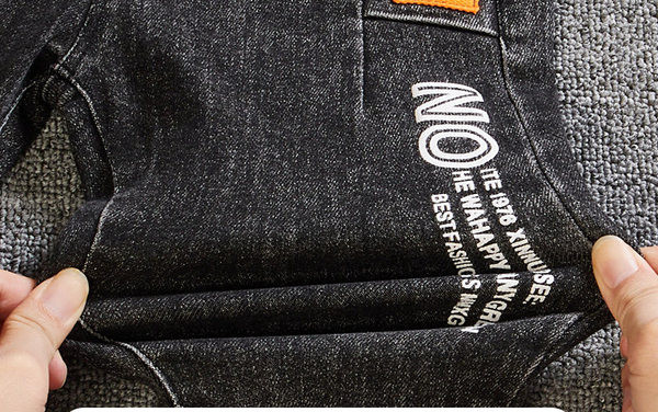 Vaikiški elastiniai džinsai berniukui su kišene ir raštu