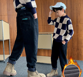 Berniukų paminkštinti džinsai su išsiuvinėtomis raidėmis