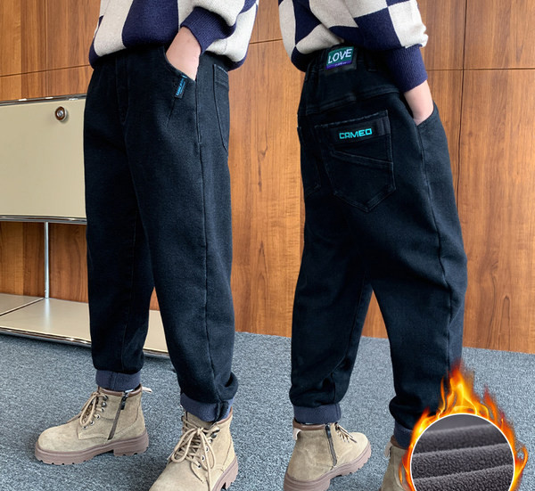 Berniukų paminkštinti džinsai su išsiuvinėtomis raidėmis