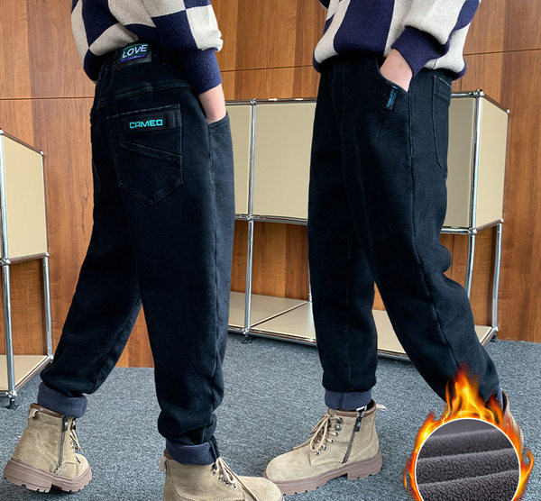 Berniukų paminkštinti džinsai su išsiuvinėtomis raidėmis