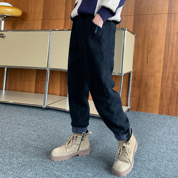 Berniukų paminkštinti džinsai su išsiuvinėtomis raidėmis