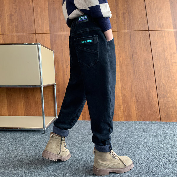 Berniukų paminkštinti džinsai su išsiuvinėtomis raidėmis