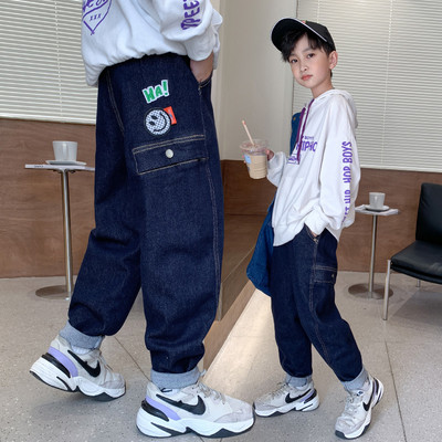 Blugi de primăvară pentru băiat cu inscripții brodate și buzunar